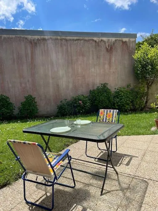 Jardin, Plage Et Commerce A 200M Bénodet France